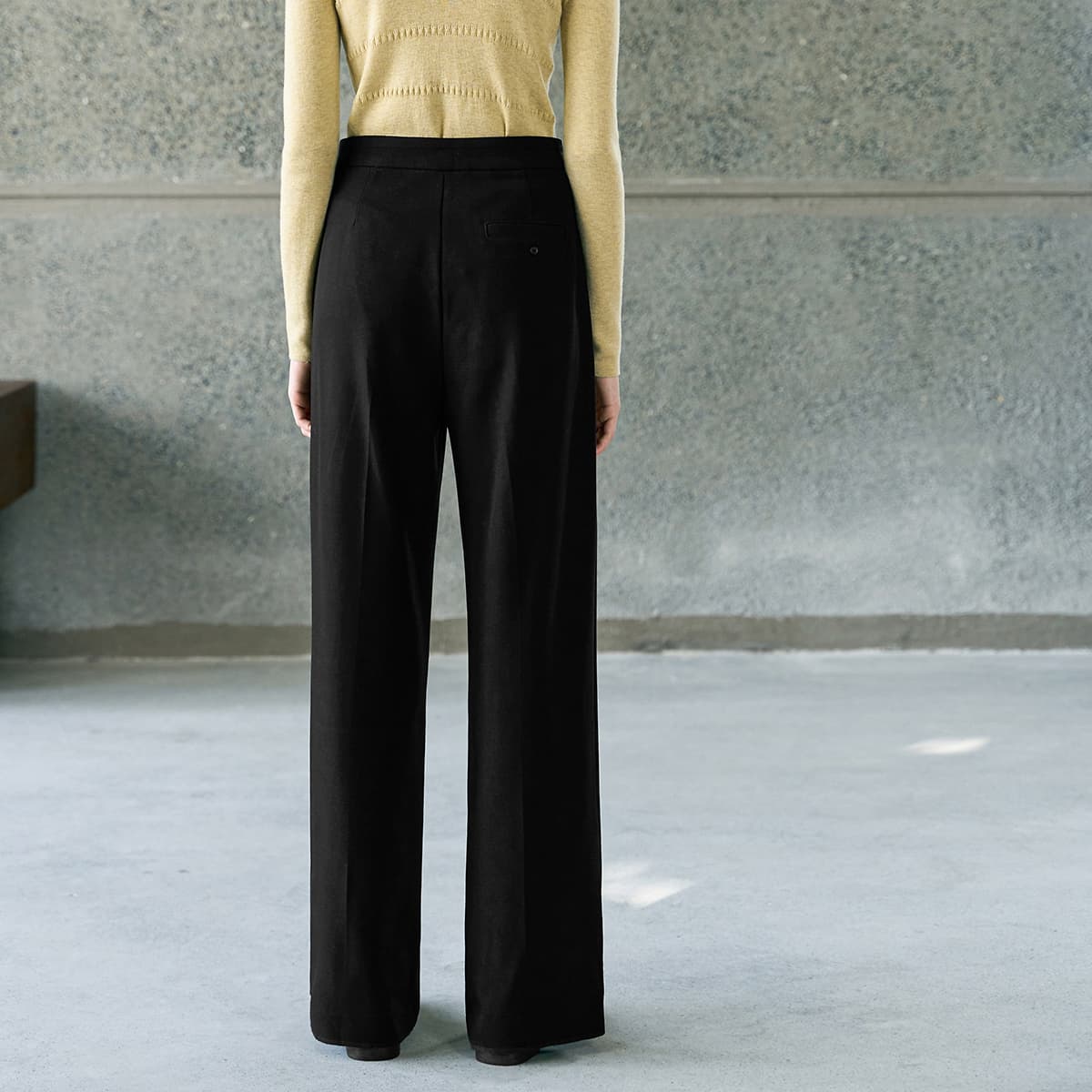 黒パンツ きちんと感のある艶やかワイドパンツ