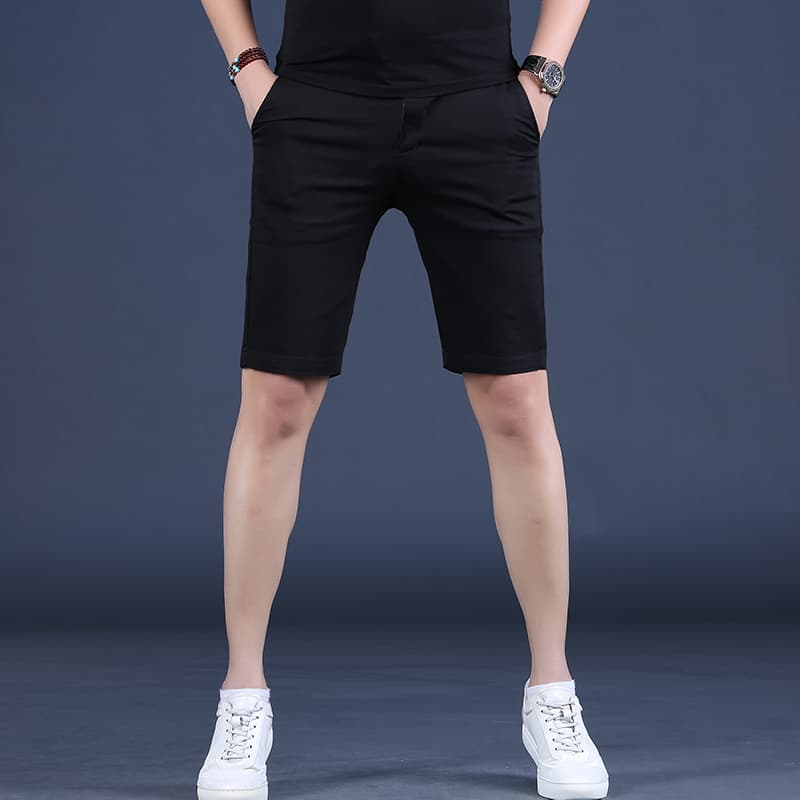 黒パンツ ストレッチ素材のシンプルショートパンツ