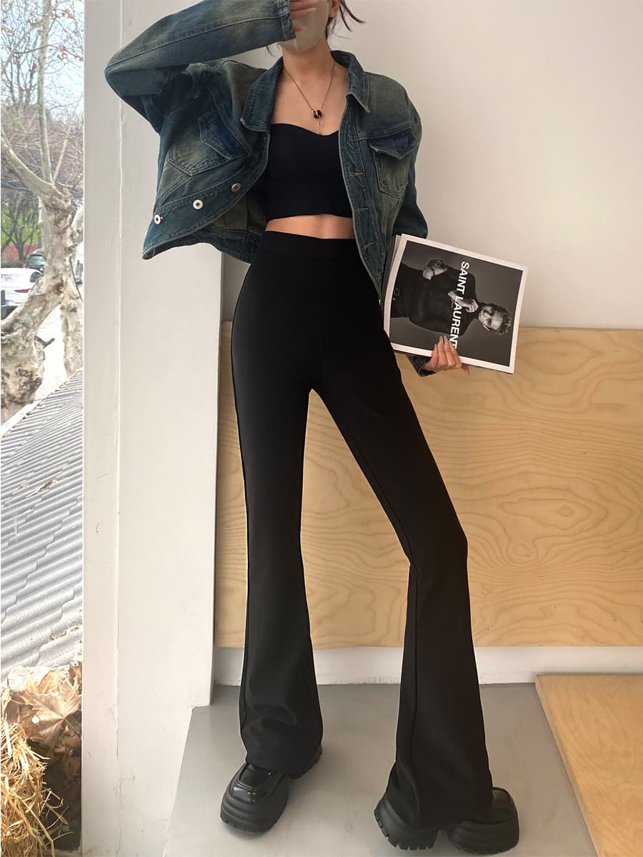 黒パンツ すっきりシルエットフレアパンツ