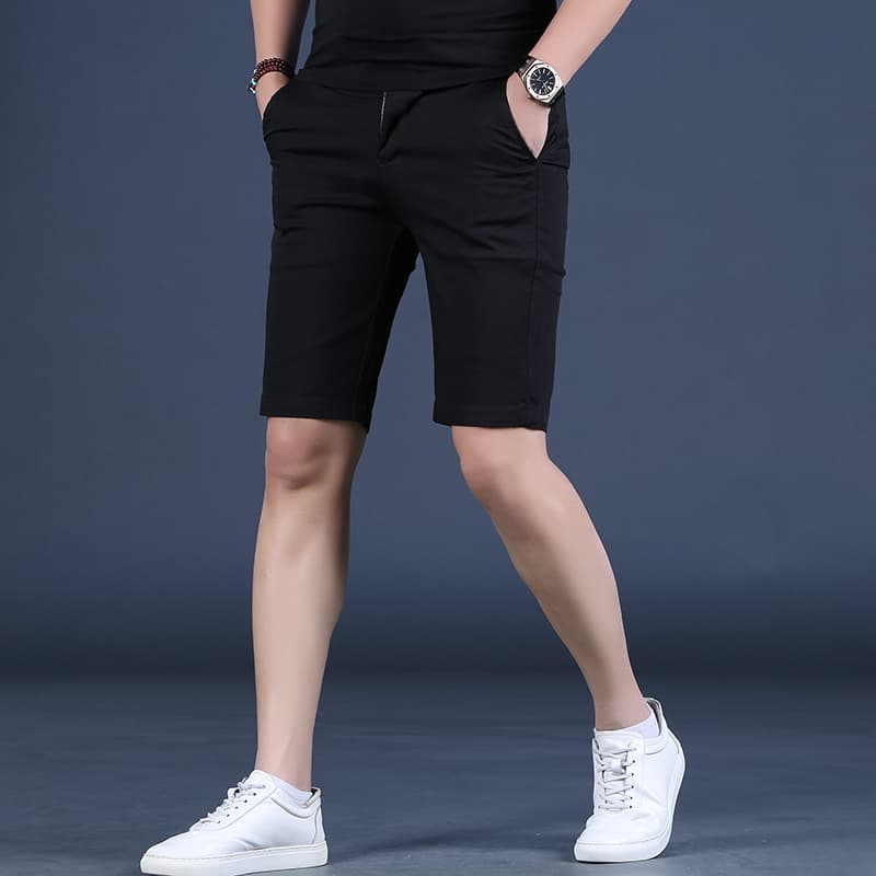 黒パンツ ストレッチ素材のシンプルショートパンツ