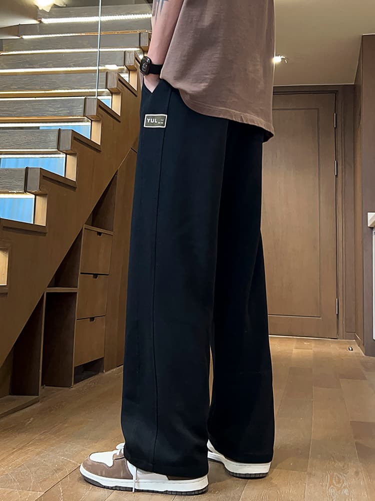 黒パンツ ドレープ感際立つ リラックスパンツ