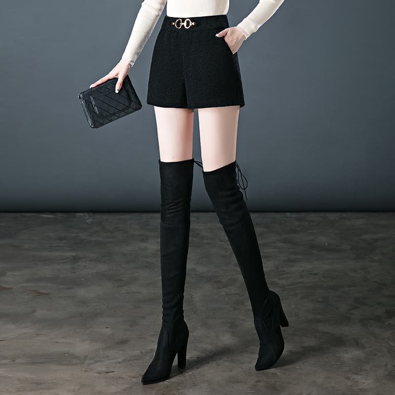 黒パンツ 高級感溢れる金具付きウールショートパンツ