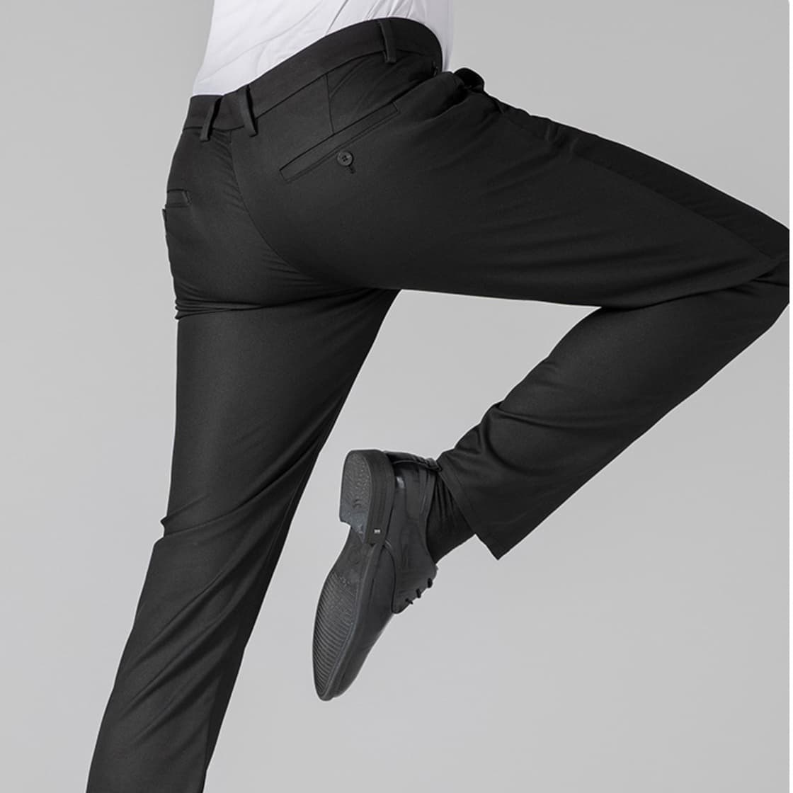 黒パンツ しなやかストレートスラックス