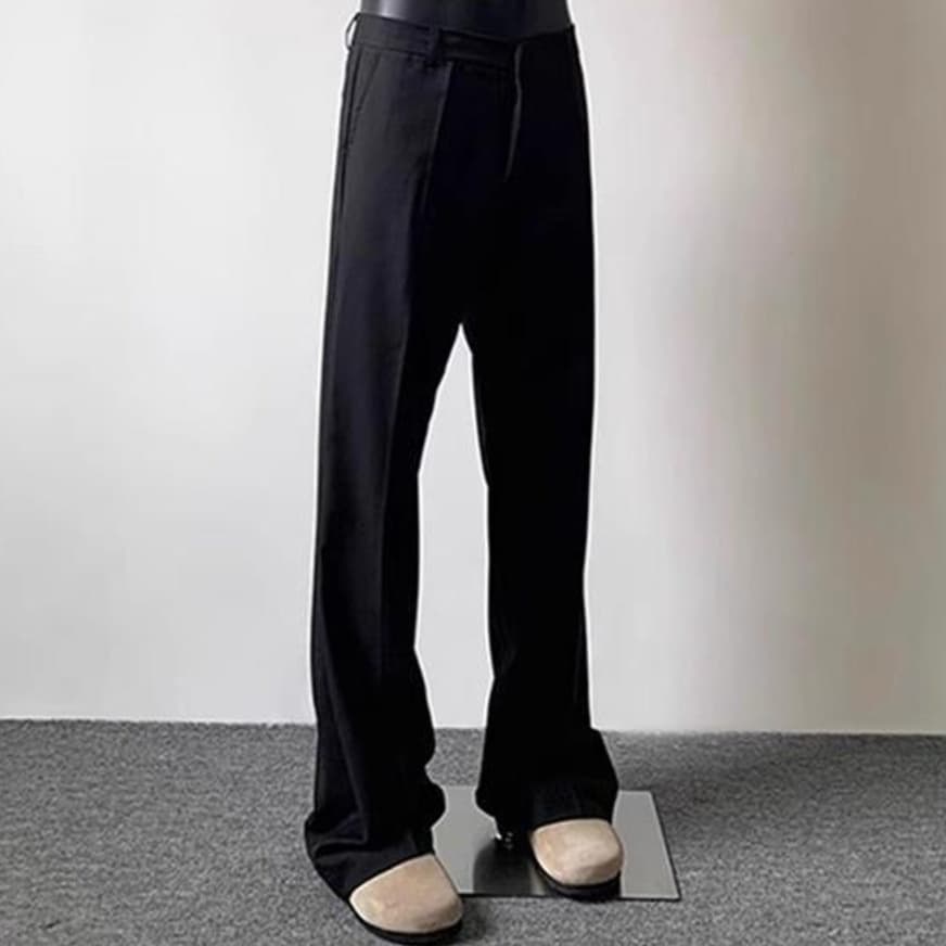 黒パンツ 落ち感際立つ美シルエットスラックス