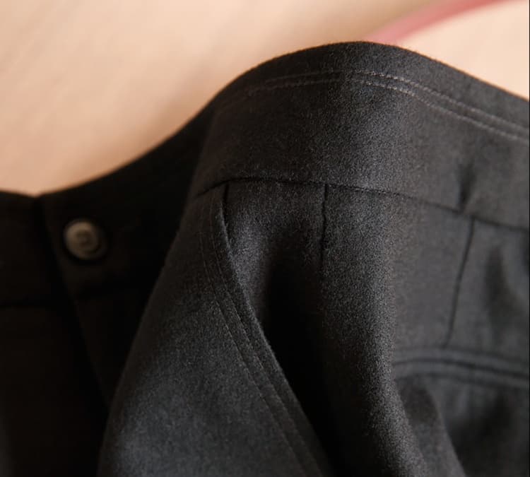 黒パンツ ハリ感クロップドスラックス