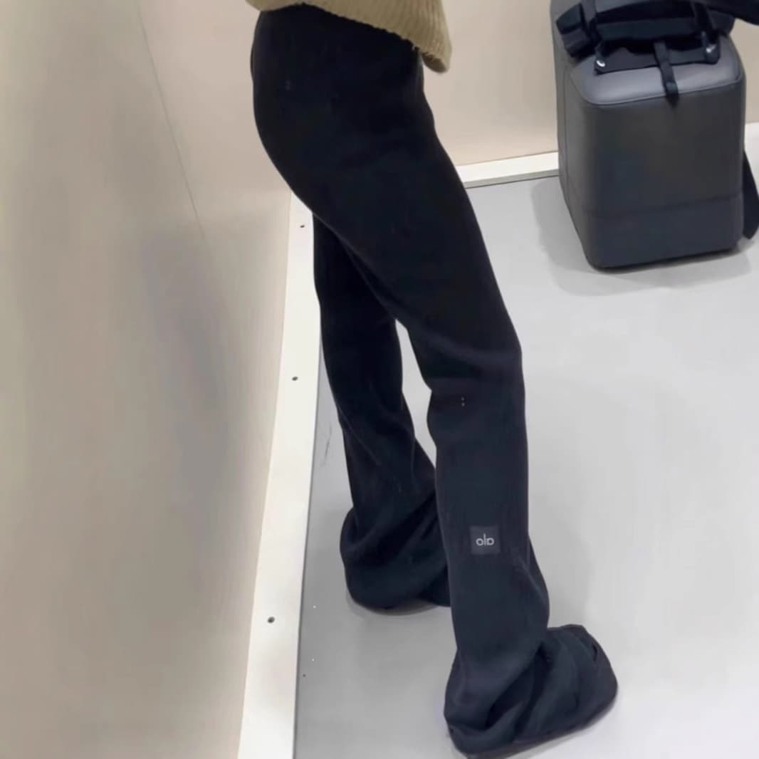 黒パンツ リブ編みストレッチ美脚フレアパンツ