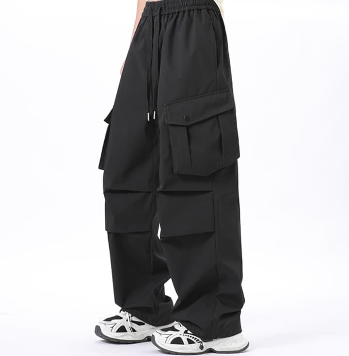 黒パンツ ミリタリー調ドロストカーゴパンツ