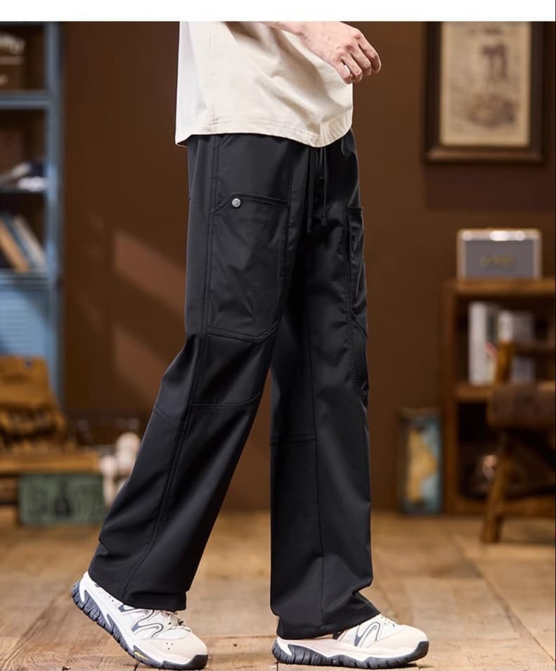 黒パンツ 機能性重視のワーク系ユーティリティパンツ