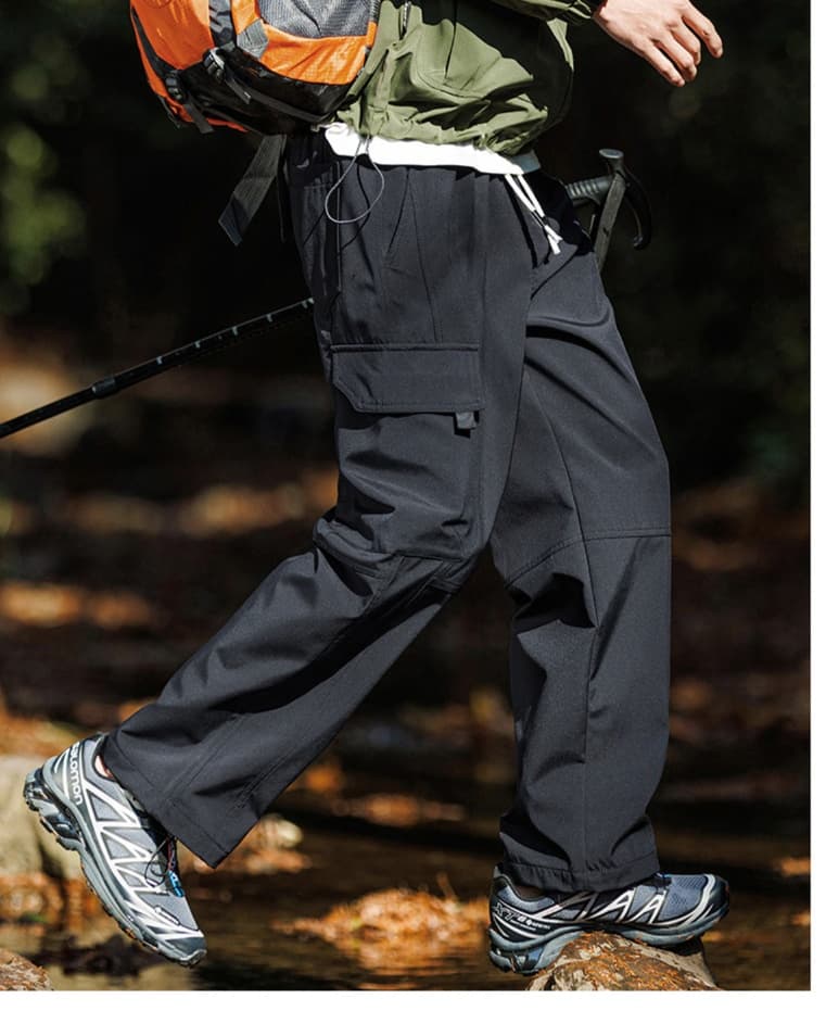 黒パンツ アウトドア向け機能性カーゴパンツ