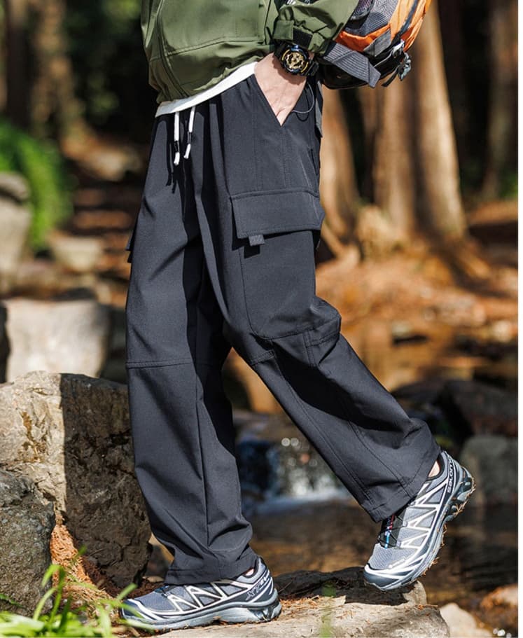 黒パンツ アウトドア向け機能性カーゴパンツ