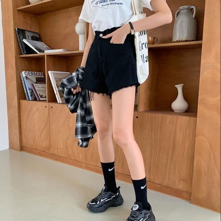 黒パンツ 裾フリンジデニムショート