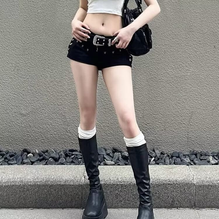 黒パンツ スタッズベルト付きデニムショートパンツ