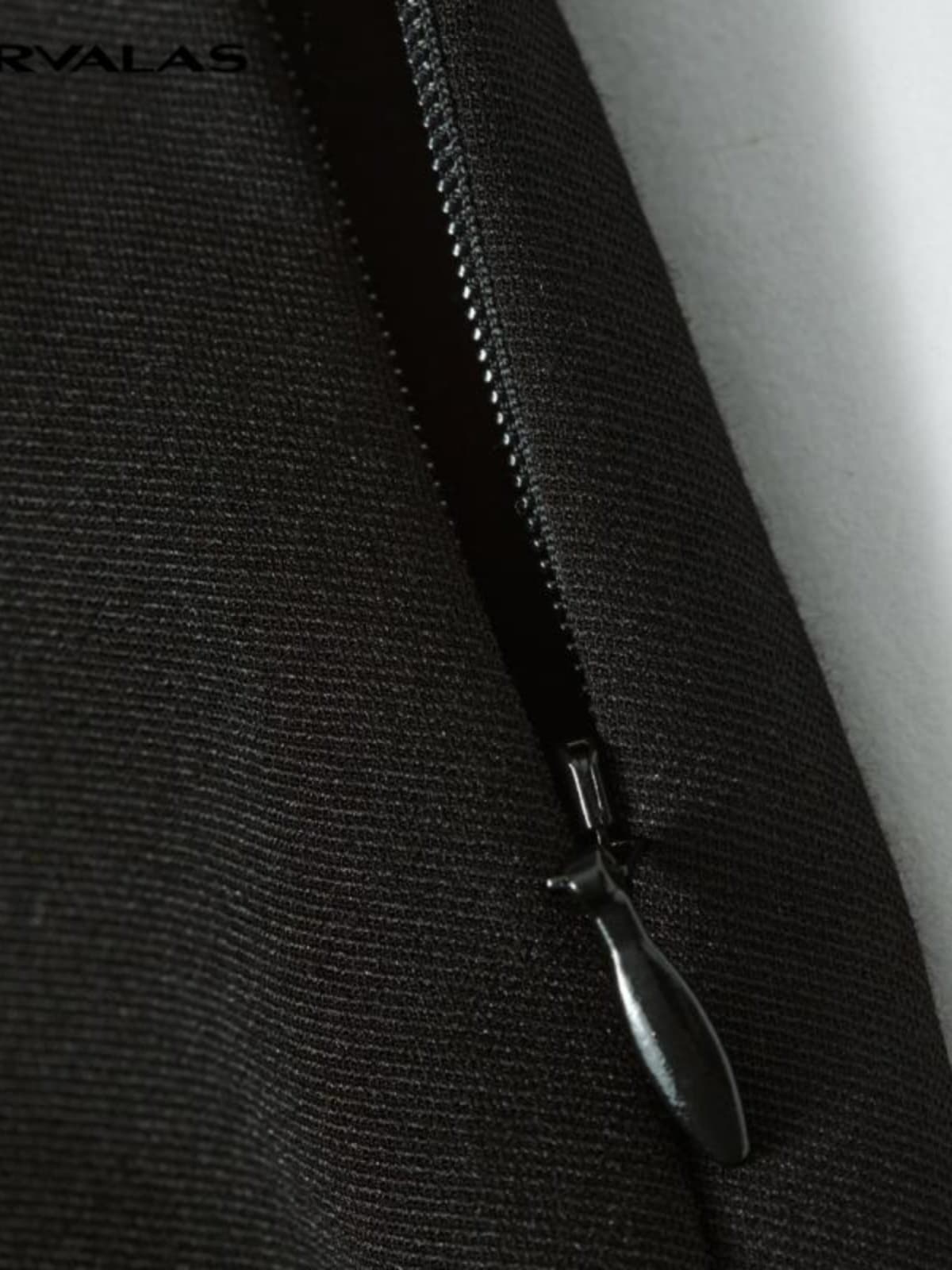 黒パンツ 高級感漂う装飾ボタン付きフレアパンツ