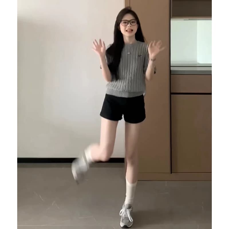 黒パンツ リラックス シルエット ショートパンツ