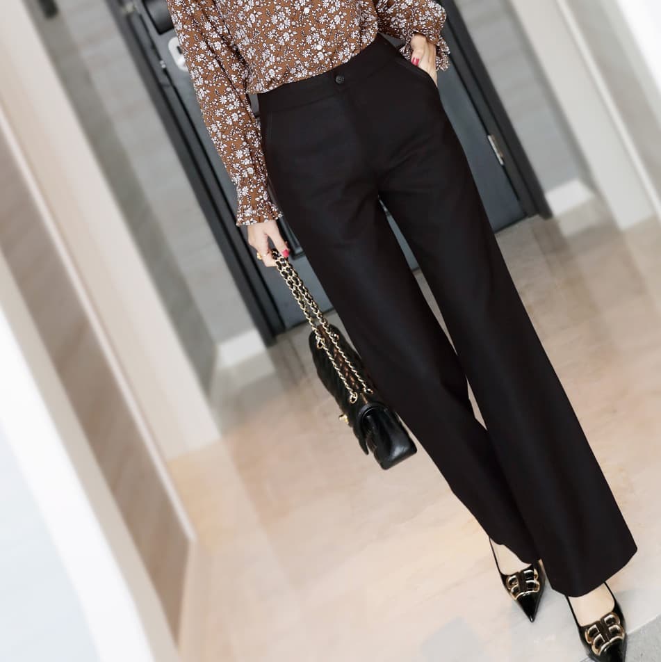 黒パンツ ハリ感クロップドスラックス