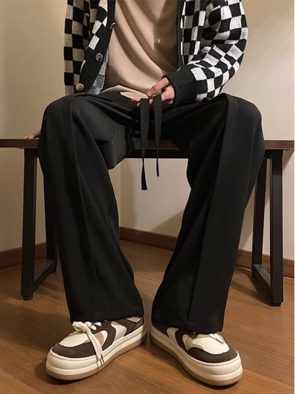 黒パンツ しなやか楽織りスラックス