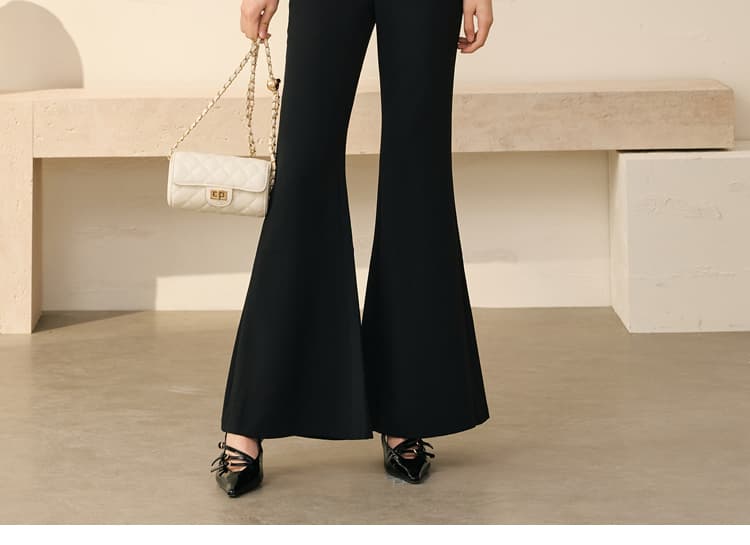 黒パンツ すっきり美脚フレアパンツ