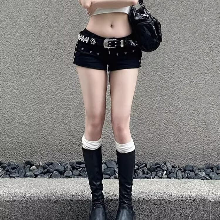 黒パンツ スタッズベルト付きデニムショートパンツ