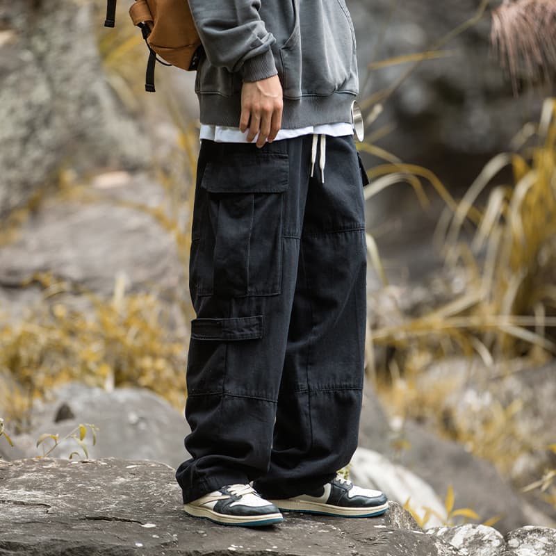 黒パンツ ゆったりカーゴパンツ
