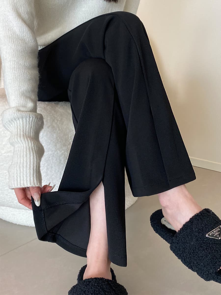 黒パンツ スリット入りストレートパンツ