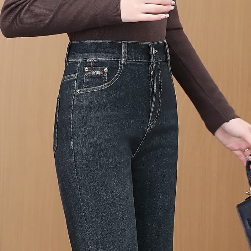 黒パンツ 美シルエット ストレートデニム