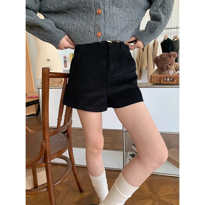 黒パンツ コーデュロイ素材のハイウエストショートパンツ