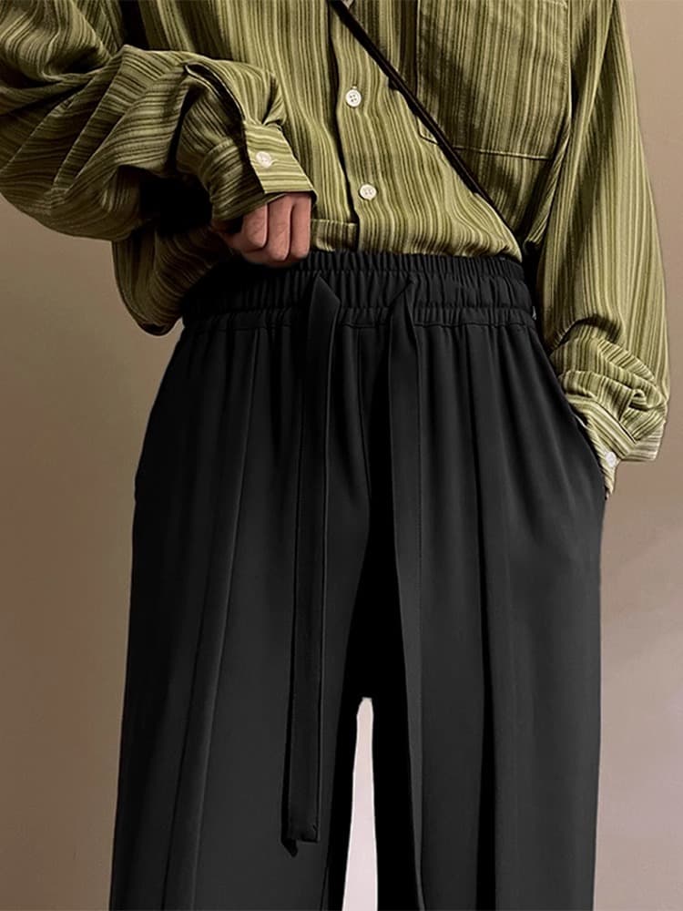 黒パンツ しなやか楽織りスラックス