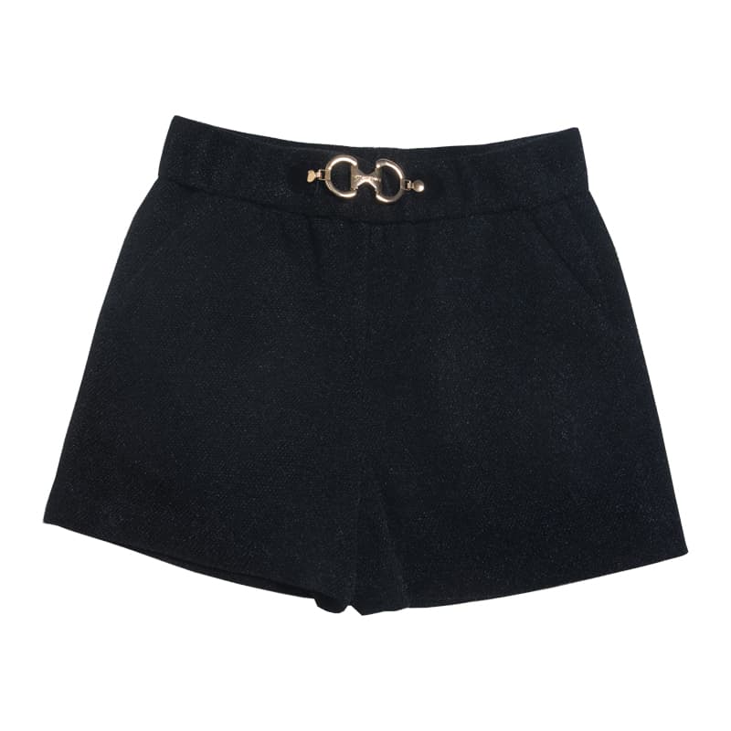 黒パンツ 高級感溢れる金具付きウールショートパンツ