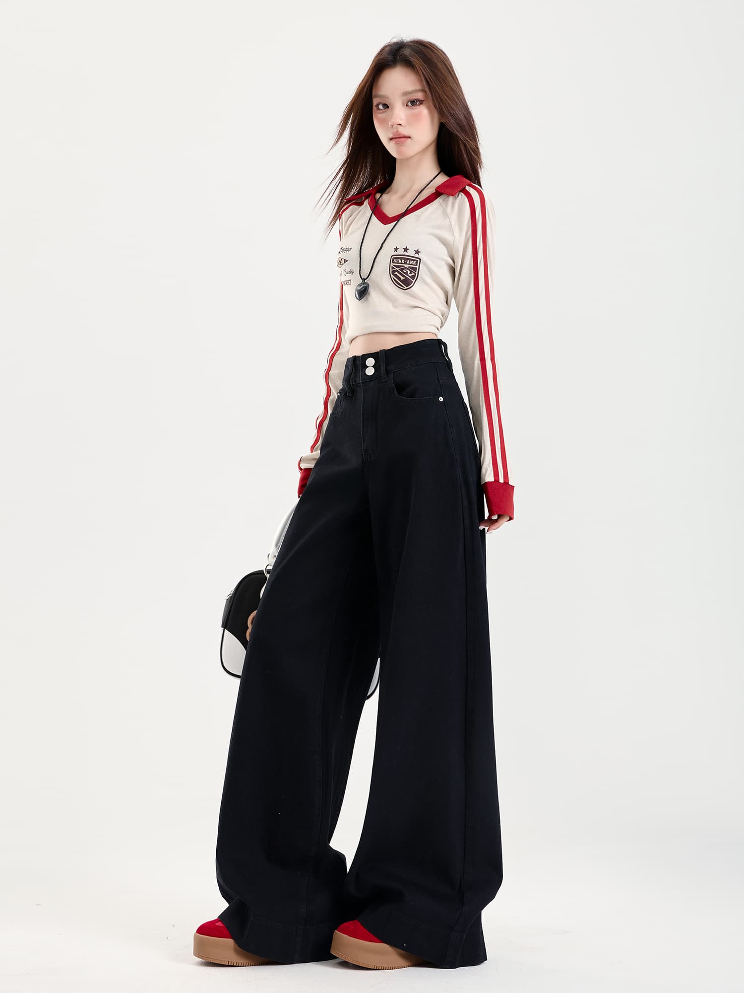 黒パンツ ゆったりワイドフレアデニムパンツ