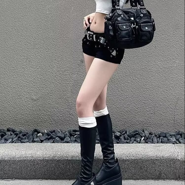 黒パンツ スタッズベルト付きデニムショートパンツ
