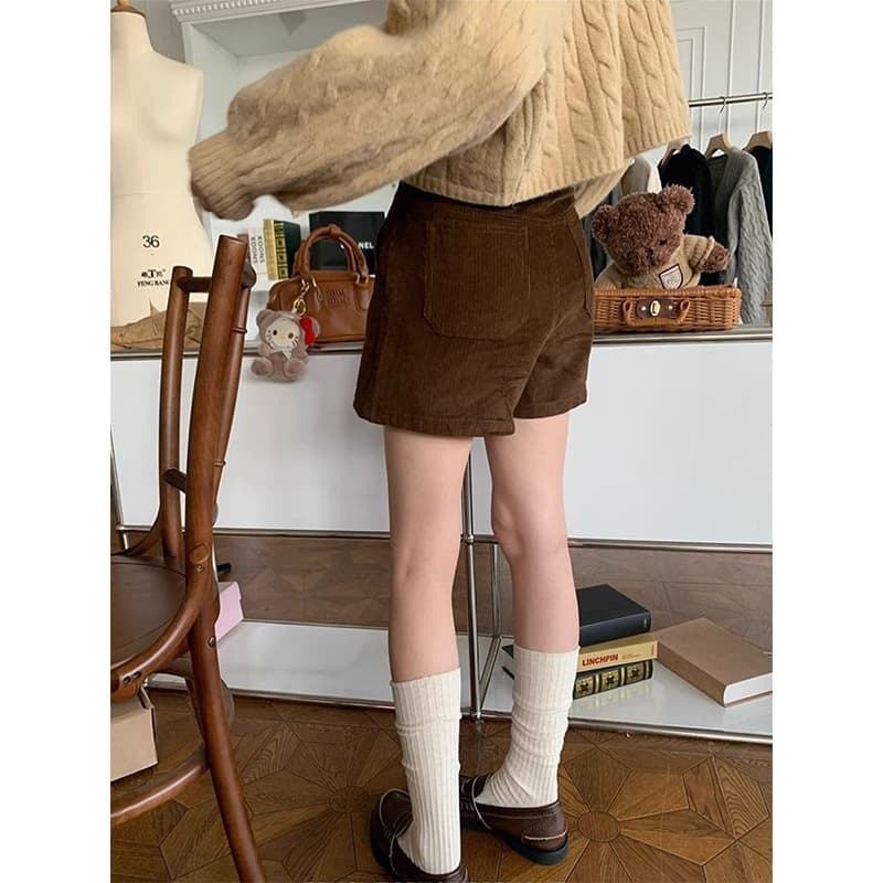 黒パンツ コーデュロイ素材のハイウエストショートパンツ