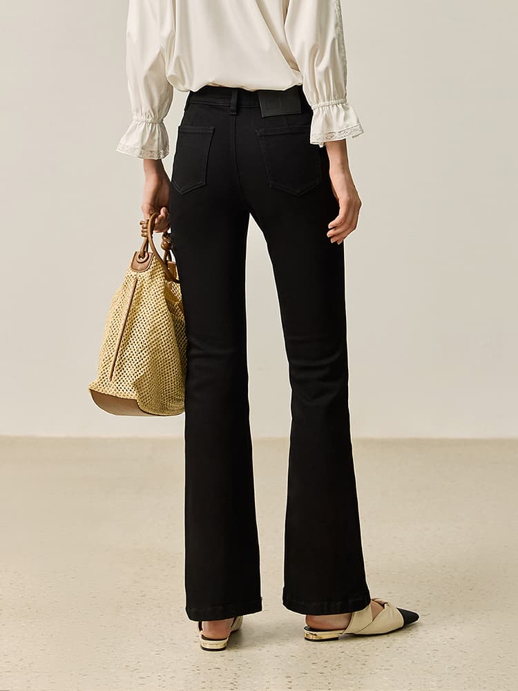 黒パンツ 上品シルエット 美脚フレアパンツ