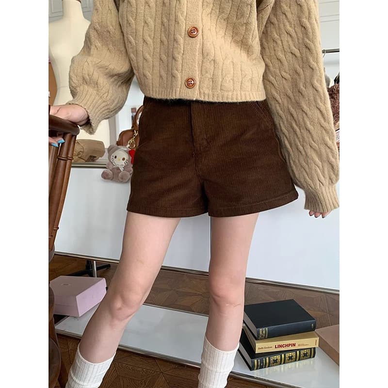 黒パンツ コーデュロイ素材のハイウエストショートパンツ