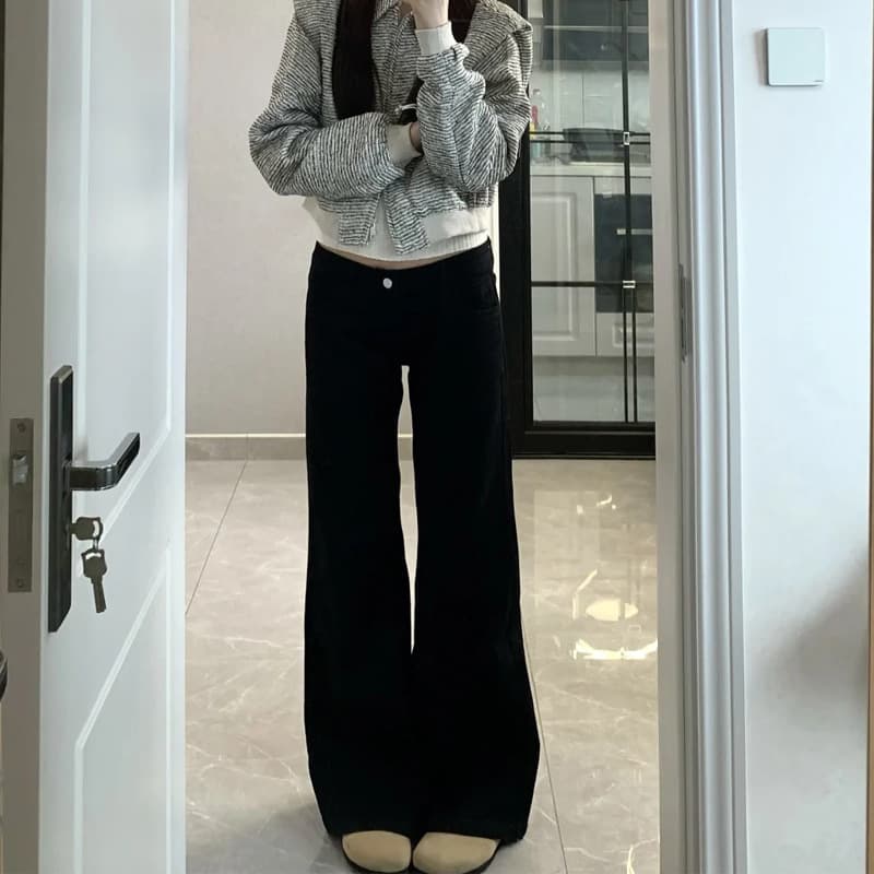 黒パンツ しなやかフレアチノパン