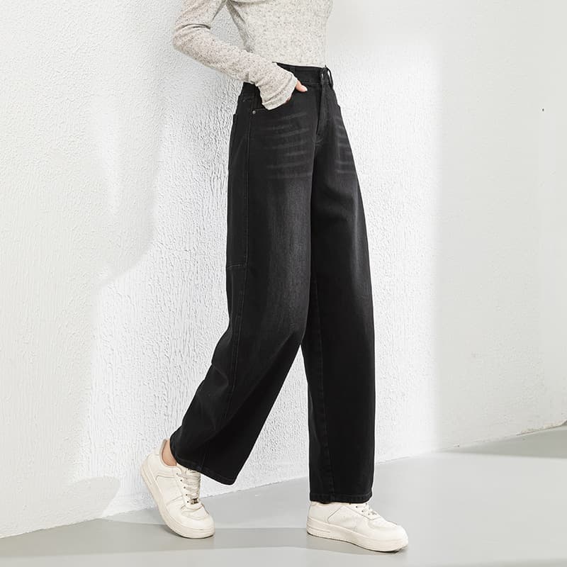 黒パンツ ストレートシルエットワイドデニム