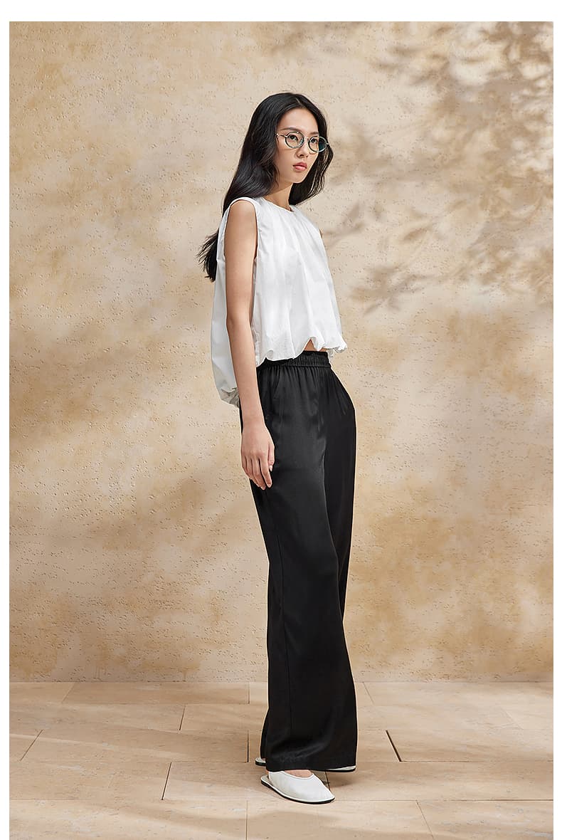 黒パンツ なめらかシルエット リラックスパンツ