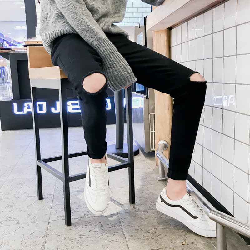 黒パンツ スリム膝ダメージデニム