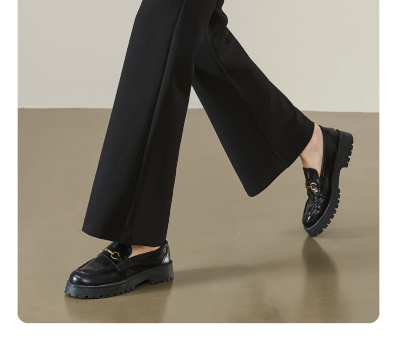 黒パンツ タック入りストレートチノパン