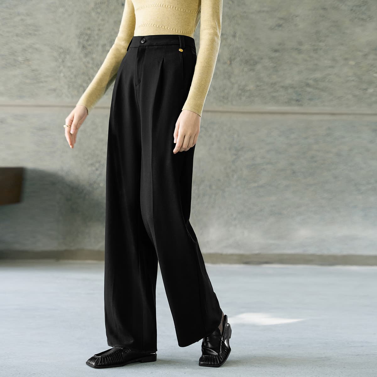 黒パンツ きちんと感のある艶やかワイドパンツ