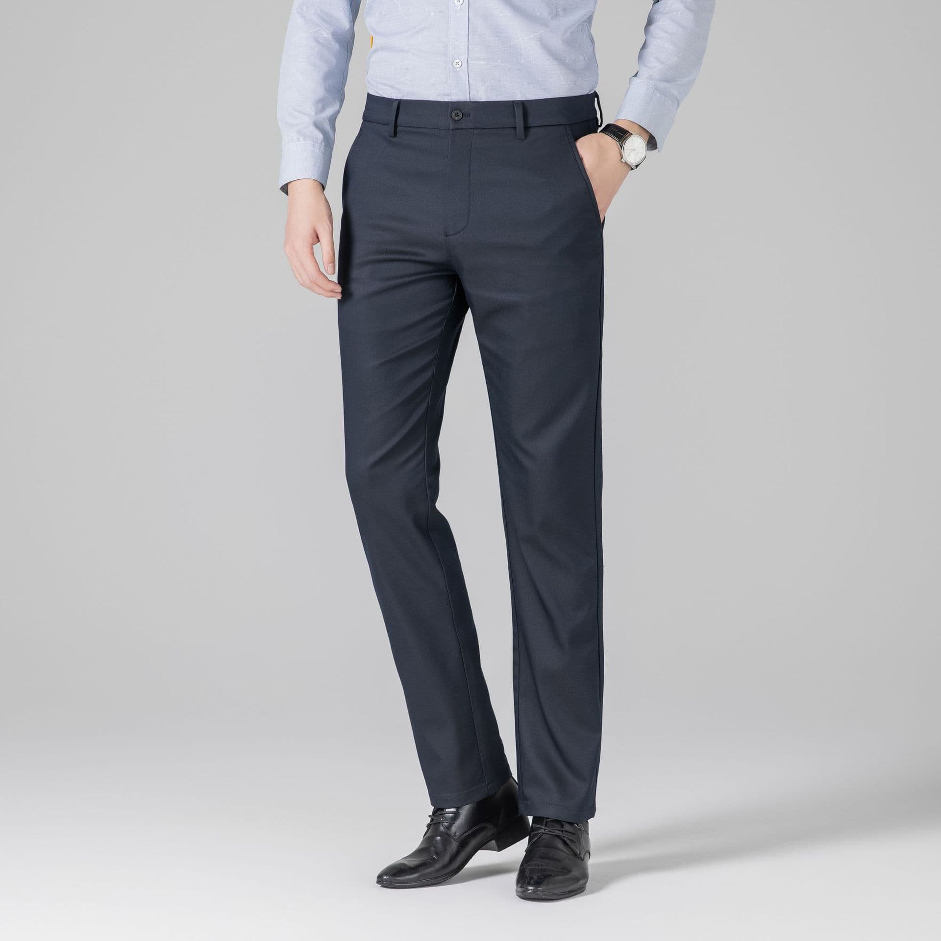 黒パンツ しなやかストレートスラックス