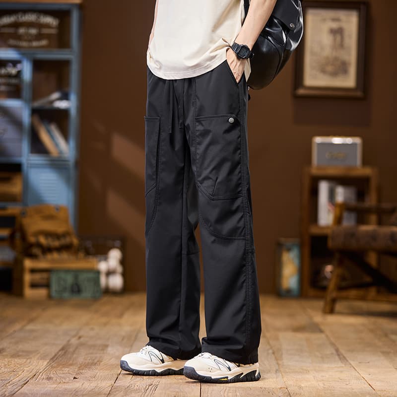 黒パンツ 機能性重視のワーク系ユーティリティパンツ