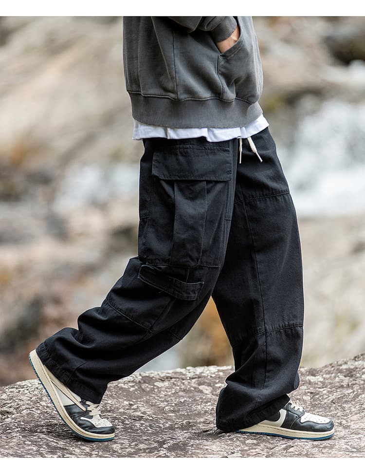 黒パンツ ゆったりカーゴパンツ