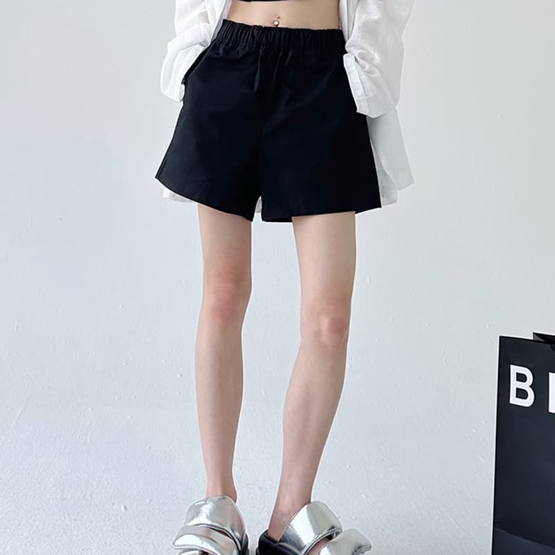 黒パンツ リラックスウエストショートパンツ