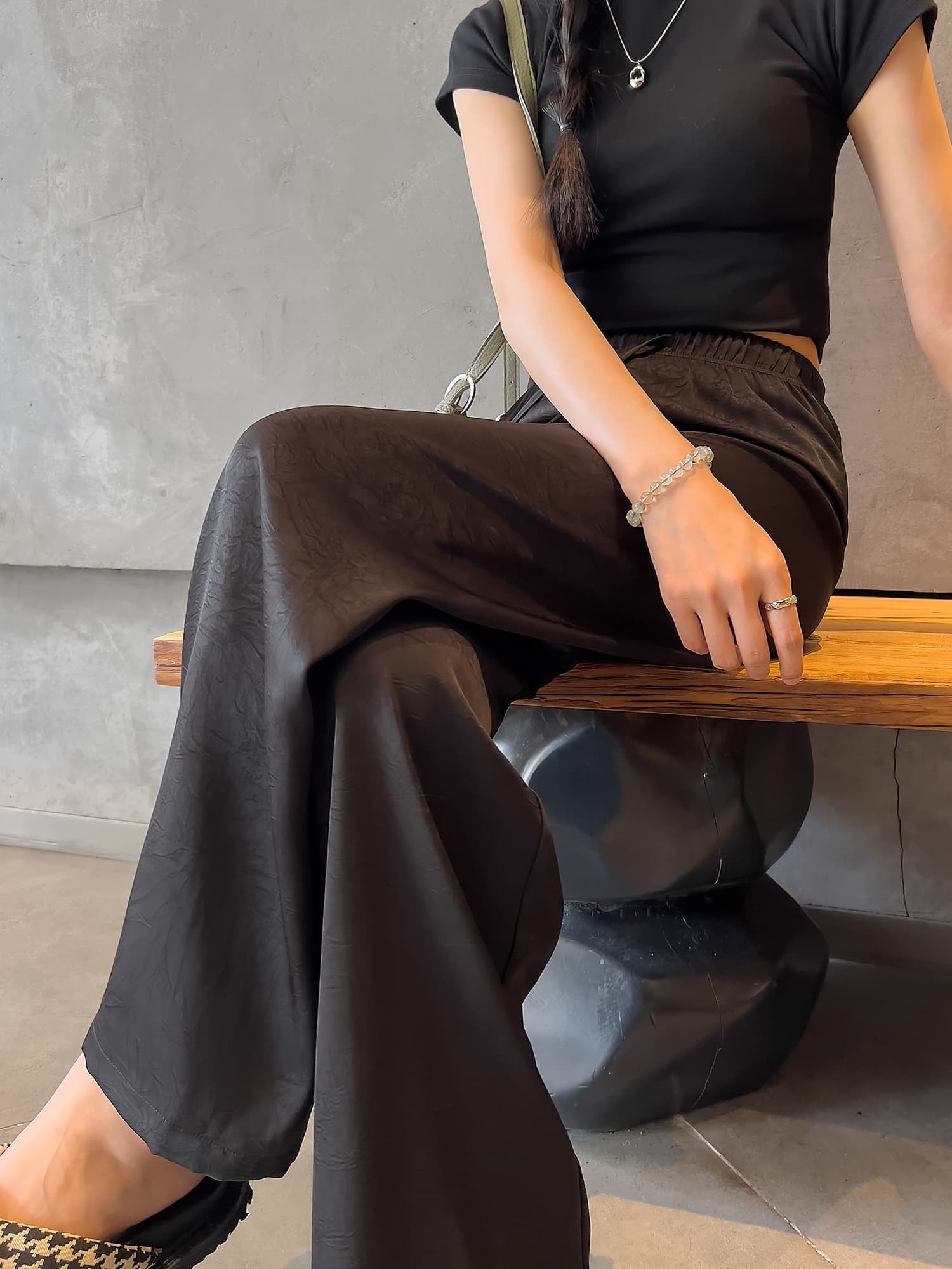 黒パンツ しわ加工ワイドパンツ