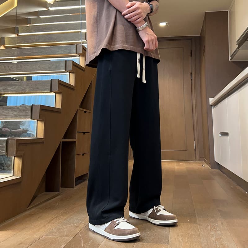 黒パンツ ドレープ感際立つ リラックスパンツ