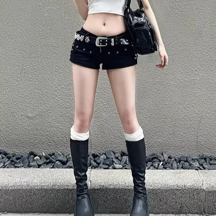 黒パンツ スタッズベルト付きデニムショートパンツ