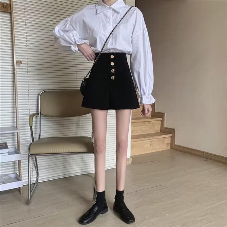 黒パンツ フロントボタン デザイン ショートパンツ