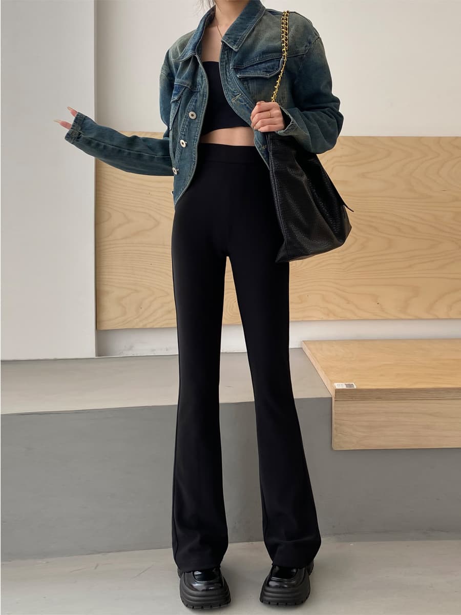 黒パンツ すっきりシルエットフレアパンツ