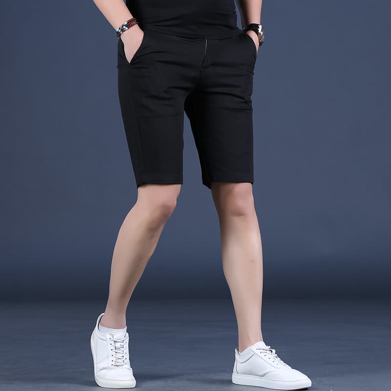 黒パンツ ストレッチ素材のシンプルショートパンツ