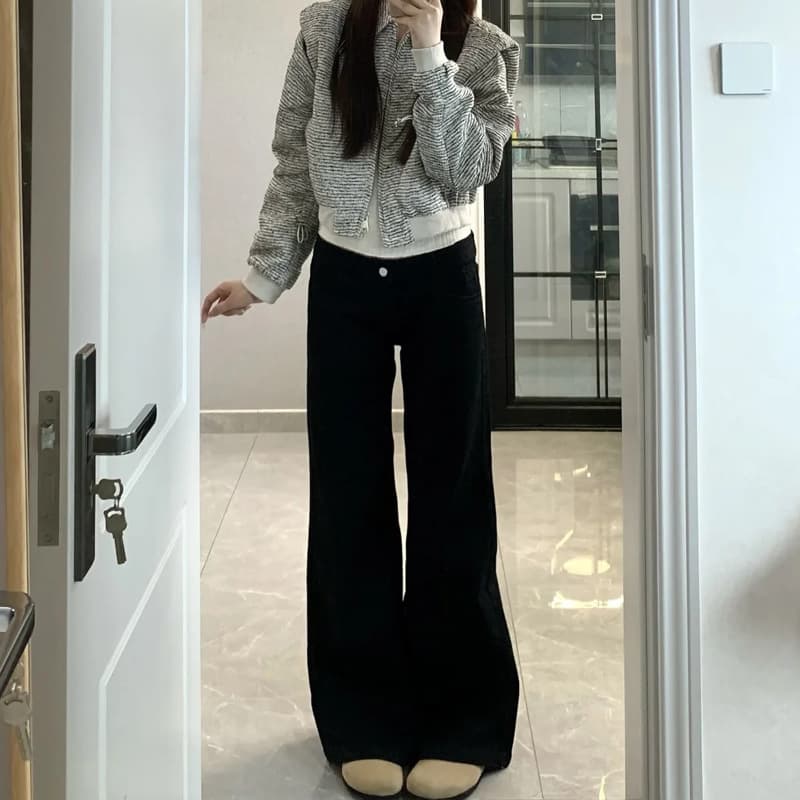黒パンツ しなやかフレアチノパン
